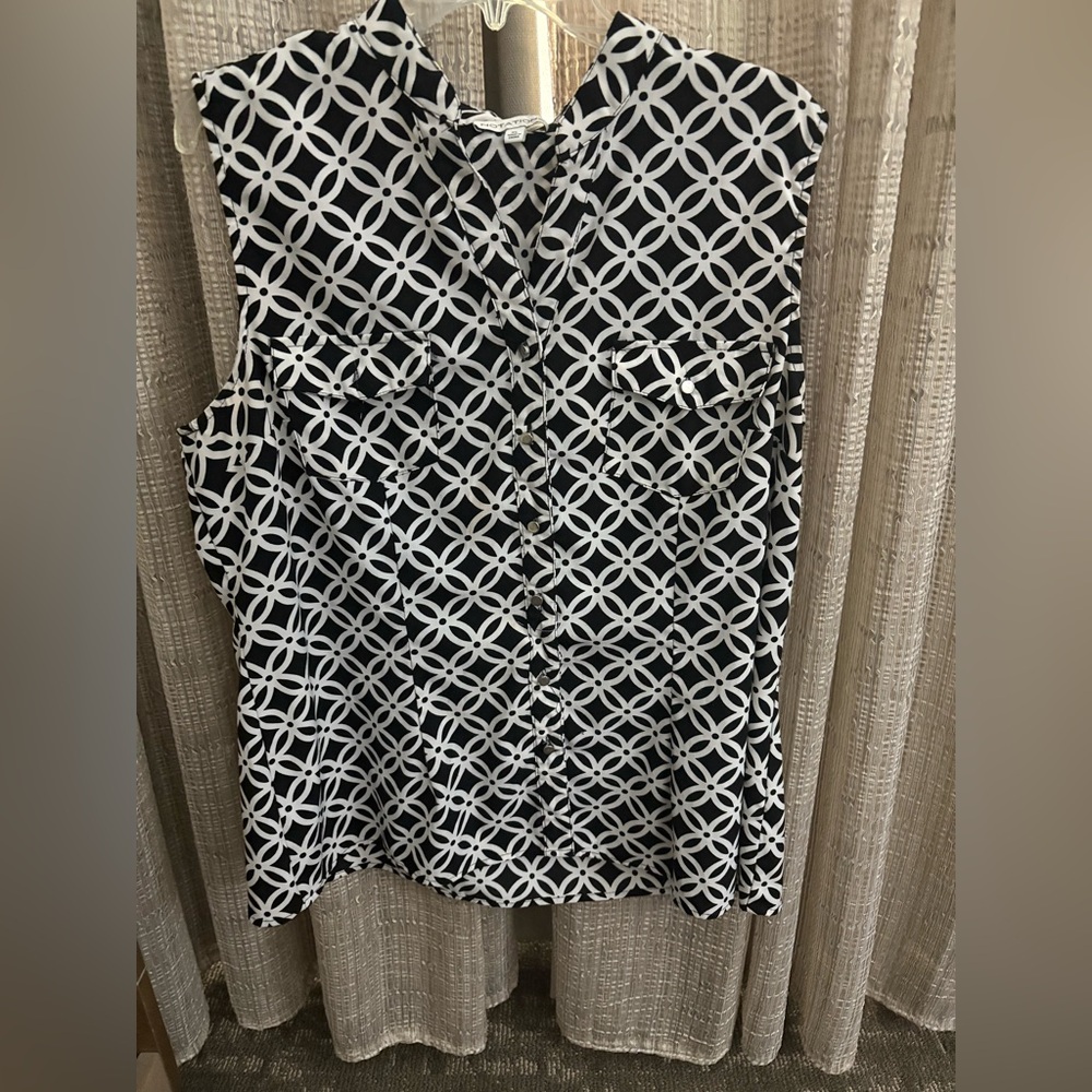 Women's Notations Black & White
Sleeveless Blouse Size XL Polyester/Spandex